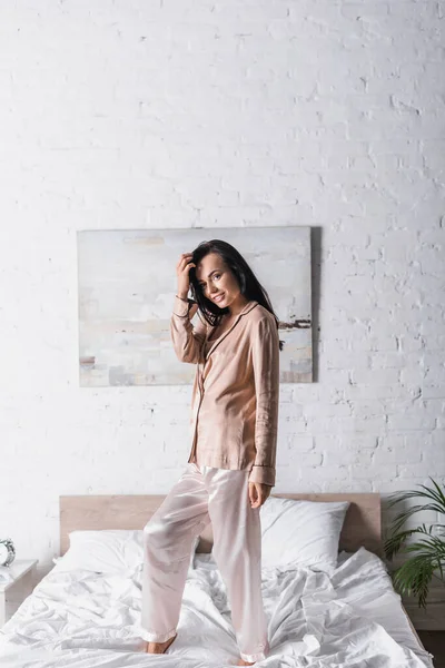 Young Brunette Woman Standing Bed Morning — Stock Photo, Image