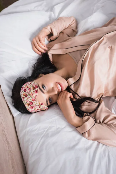 Top View Smiling Young Brunette Woman Lying Bed Sleep Mask — Stock Photo, Image