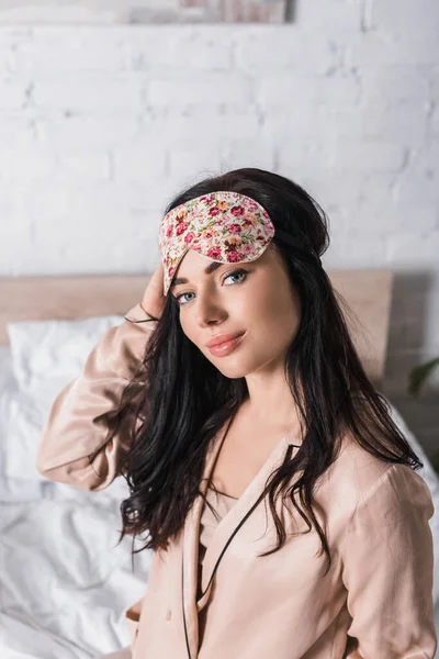 Young Brunette Woman Sitting Bed Sleep Mask — Stock Photo, Image