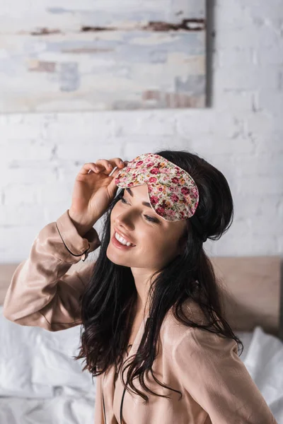 Glimlachende Jonge Brunette Vrouw Zitten Bed Slaap Masker — Stockfoto