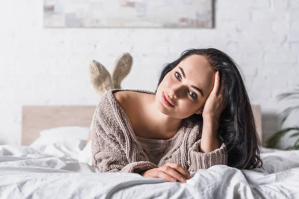 Jong Brunette Vrouw Trui Liggend Bed Ochtend — Stockfoto