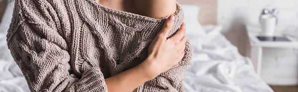 Pemandangan Terpotong Dari Wanita Muda Dengan Sweater Dengan Bahu Telanjang — Stok Foto