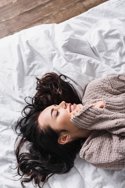 Top View Smiling Young Brunette Woman Sweater Lying Bed Morning — Stock Photo, Image