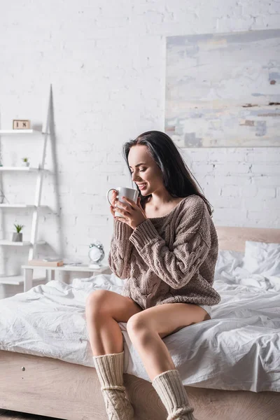 Joven Morena Mujer Suéter Sentado Cama Con Taza Cacao Caliente — Foto de Stock