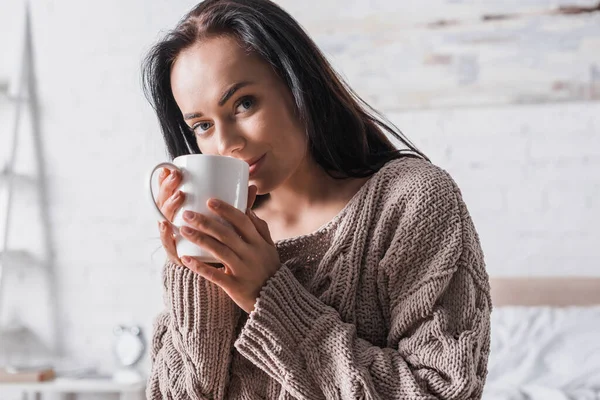 Joven Morena Mujer Suéter Sentado Cama Con Taza Cacao Caliente — Foto de Stock