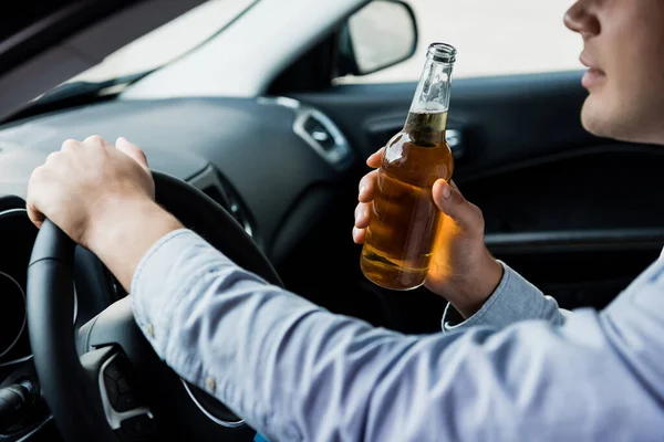 Bijgesneden Zicht Man Met Fles Whisky Rijdende Auto Wazig Voorgrond — Stockfoto