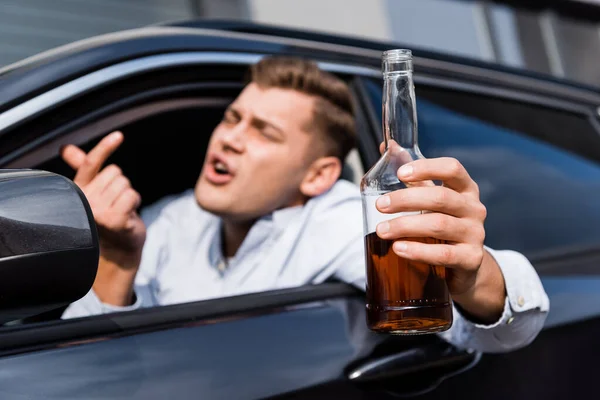 Borracho Con Botella Alcohol Mostrando Ven Aquí Gesto Mientras Mira — Foto de Stock