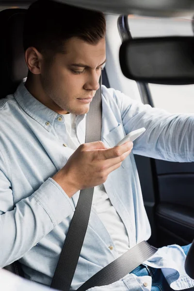 Jeune Homme Messagerie Sur Téléphone Portable Tout Conduisant Voiture — Photo