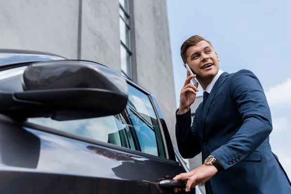 Glad Affärsman Talar Smartphone När Öppnar Bilen — Stockfoto