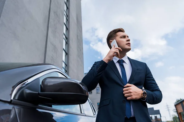 Jovem Empresário Falando Telefone Celular Perto Carro Primeiro Plano Turvo — Fotografia de Stock