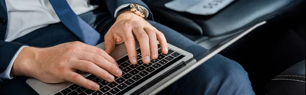 Beskuren Bild Affärsman Som Använder Laptop Suddig Förgrund Bilen Banner — Stockfoto