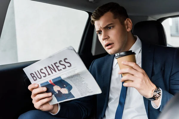 Hombre Negocios Enfocado Con Periódico Lectura Taza Desechable Auto — Foto de Stock