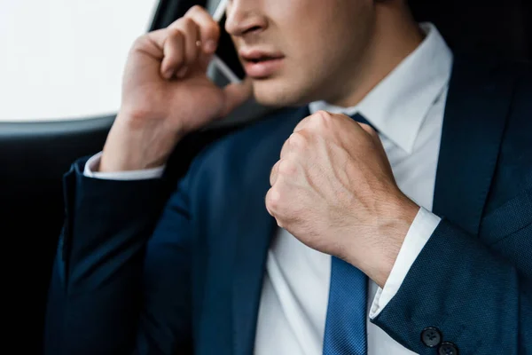 Vágott Kilátás Üzletember Bemutató Ököl Miközben Beszél Okostelefon Autóban Homályos — Stock Fotó