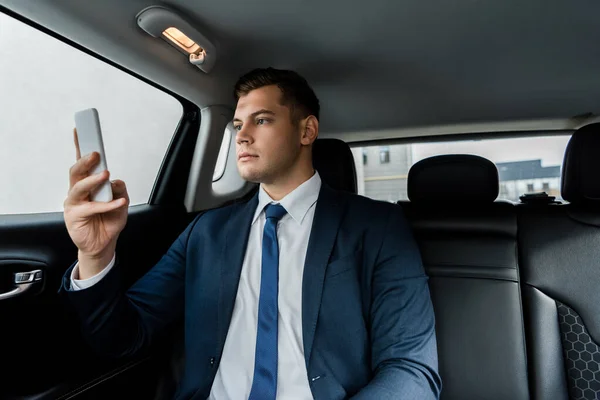 Jonge Zakenman Pak Met Behulp Van Mobiele Telefoon Auto — Stockfoto