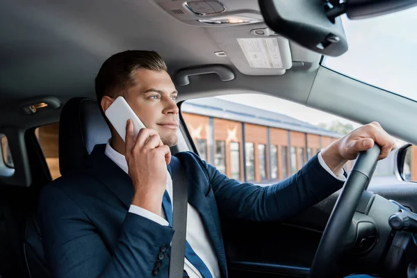 Uomo Affari Che Parla Sul Cellulare Durante Guida Auto — Foto Stock