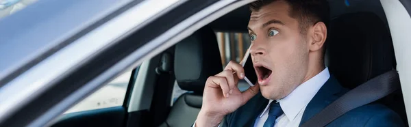 Empresario Sorprendido Hablando Teléfono Inteligente Coche Primer Plano Borrosa Bandera — Foto de Stock