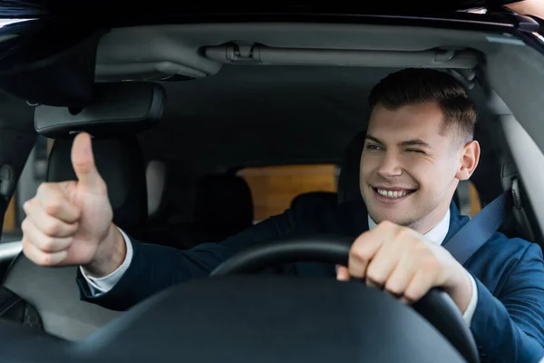 Empresário Sorrindo Piscando Mostrando Como Gesto Durante Condução Carro Primeiro — Fotografia de Stock