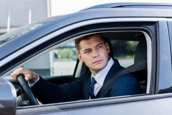 Empresário Olhando Para Janela Enquanto Dirige Auto Primeiro Plano Turvo — Fotografia de Stock