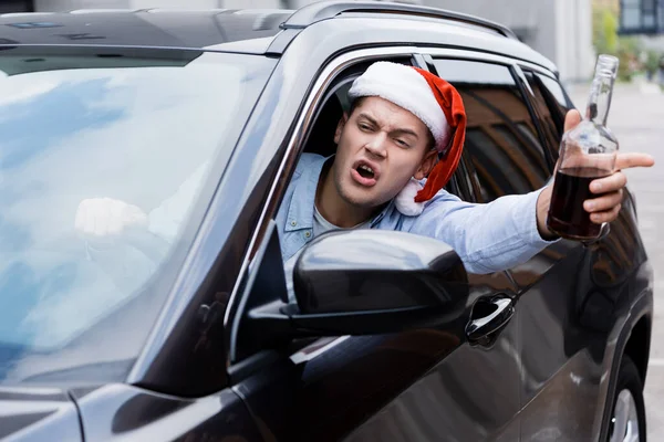 Ubriaco Uomo Arrabbiato Con Cappello Babbo Natale Con Bottiglia Whisky — Foto Stock