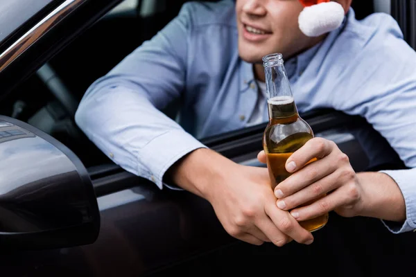 Vue Partielle Homme Regardant Par Fenêtre Voiture Tout Tenant Whisky — Photo