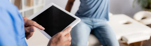 Afro Amerikan Bir Hastanın Yakınındaki Dijital Tablet Kullanan Olgun Bir — Stok fotoğraf