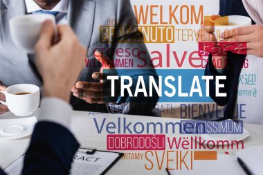 Irklar arası iş ortakları ve kahve içen tercüman, harfleri ve kelimeleri farklı dillerde tercüme eden farklı illüstrasyonlar. Çevirisi: 
