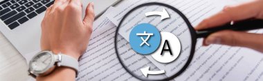 Belge yakınındaki bulanık önplan üzerinde çevirmenin kısmi görünümü, ok resimli simgeler, afiş
