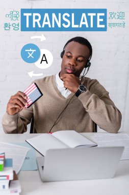 Afro-Amerikan tercüman elinde dijital tercüman, farklı dillerde kelimelere yakın oklu ikonlar tutuyor. Tercümesi: 