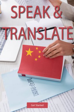 Tercümanın hiyeroglifli kağıdın yanında Çince sözlük açması, konuşması ve illüstrasyonu tercüme etmesi. Çevirisi: 