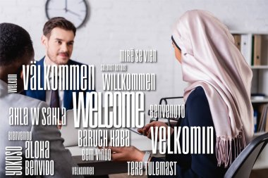 Bulanık ön planda, çok kültürlü iş ortaklarının yanında gülümseyen çevirmen, farklı dillerde hoş geldin illüstrasyonu