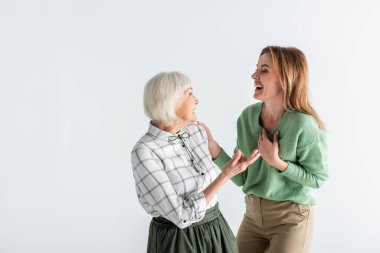 Mutlu kadınların nesli beyazların izole edilmiş hallerine bakarken gülüyor.