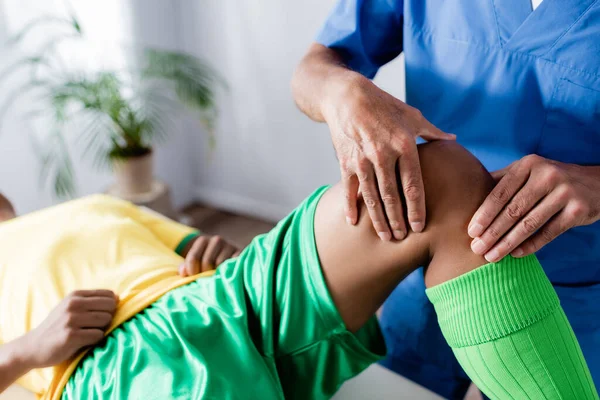 Recortado Vista Masajista Masaje Rodilla Africano Americano Deportista —  Fotos de Stock