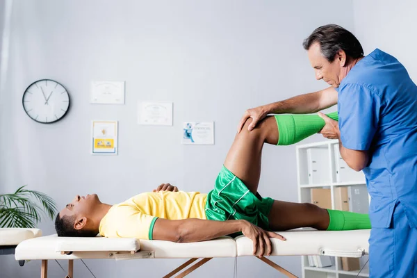 Vue Latérale Masseur Âge Moyen Travaillant Avec Sportif Afro Américain — Photo