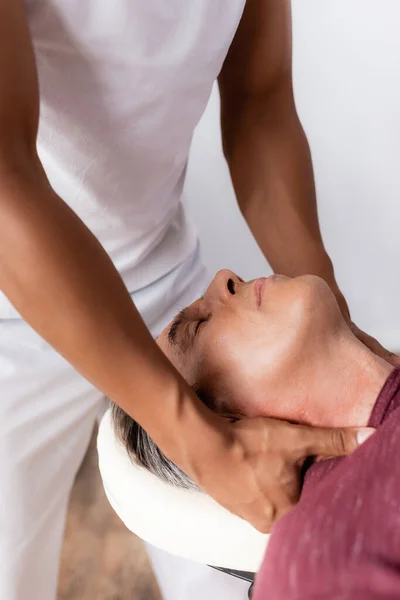 Massagista Afro Americano Massageando Pescoço Homem Meia Idade Mesa Massagem — Fotografia de Stock