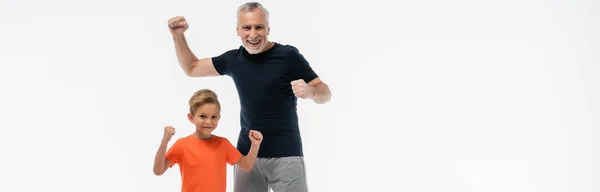 Χαρούμενος Παππούς Και Εγγονός Αθλητικά Ρούχα Δείχνουν Χειρονομία Νίκη Απομονώνονται — Φωτογραφία Αρχείου
