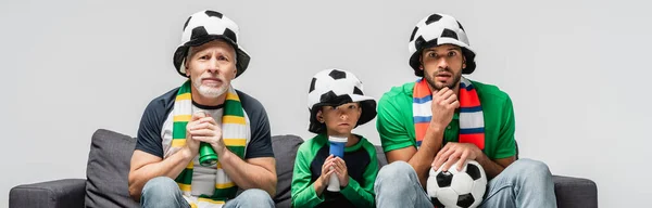 Niño Preocupado Viendo Partido Fútbol Junto Con Padre Tenso Abuelo —  Fotos de Stock