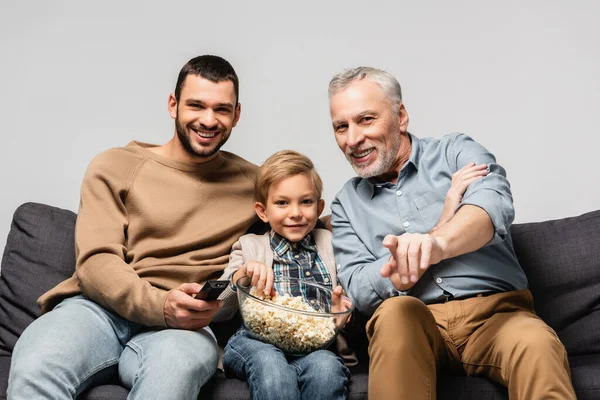 Sonriendo Madura Apuntando Con Dedo Mientras Mira Televisión Cerca Hijo — Foto de Stock