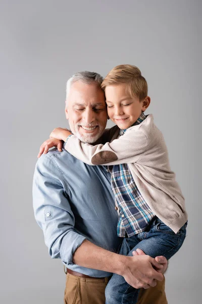 Szczęśliwy Dojrzałe Mężczyzna Gospodarstwa Wnuk Obejmując Odizolowany Szary — Zdjęcie stockowe