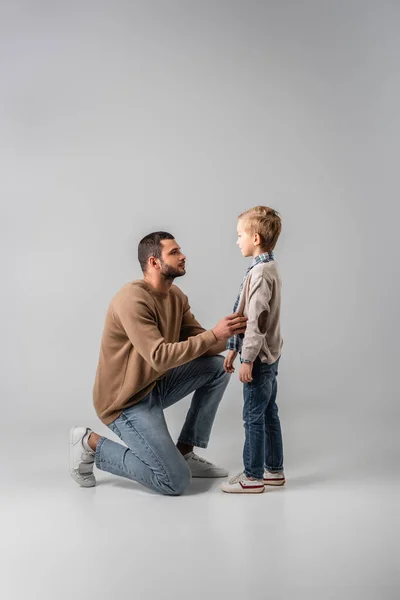 Oldalnézetben Komoly Férfi Megérinti Fiát Miközben Beszél Vele Szürke — Stock Fotó