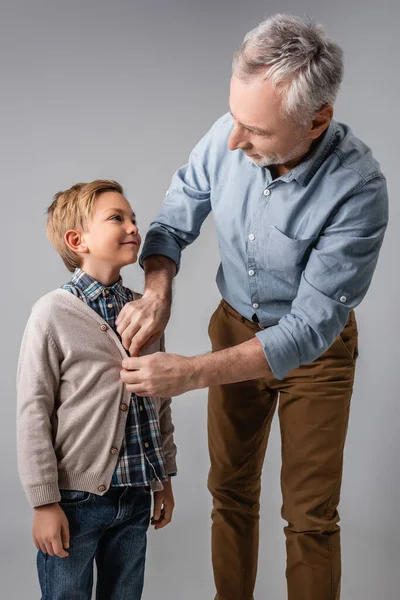 灰色に隔離された幸せな孫の成熟した男ボタンシャツ — ストック写真