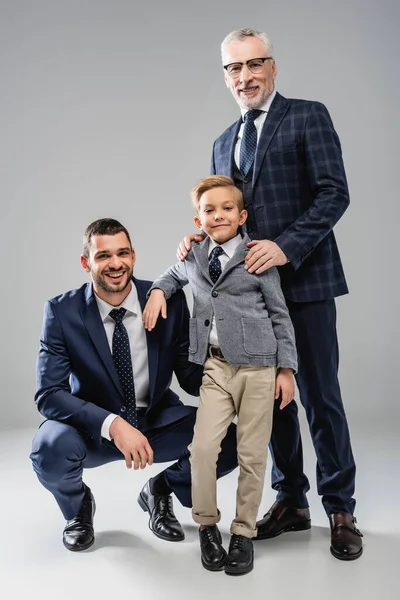 Щасливі Бізнесмени Хлопчиком Офіційному Одязі Посміхаються Камеру Сірому — стокове фото
