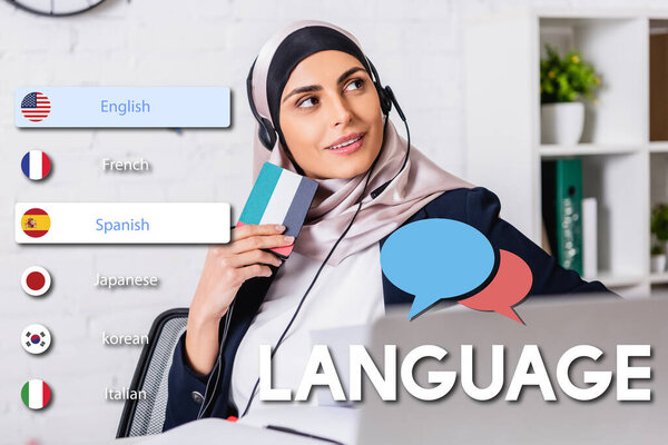 улыбающийся арабский переводчик в наушниках, держащий цифровой переводчик на размытом переднем плане, речевые пузыри возле иконок с иллюстрацией на разных языках