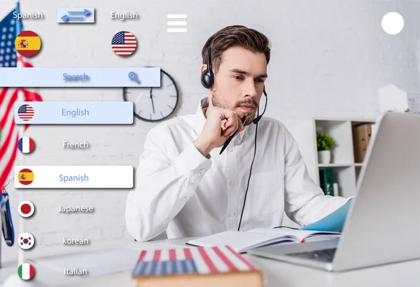 Dolmetscher Headset Der Nähe Von Laptop Und Englischem Wörterbuch Auf — Stockfoto