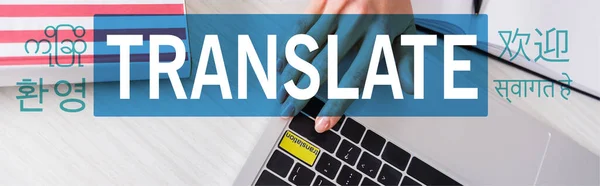 Pandangan Parsial Dari Penerjemah Menekan Tombol Terjemahan Pada Laptop Menerjemahkan — Stok Foto