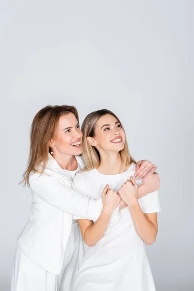 Gelukkig Moeder Knuffelen Jong Dochter Geïsoleerd Grijs Generatie Van Vrouwen — Stockfoto