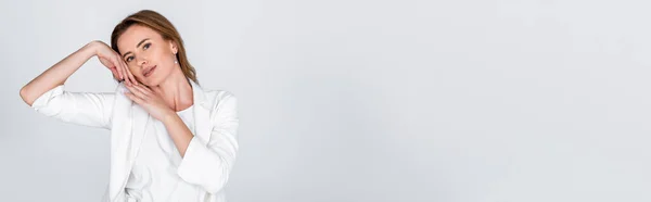Жінка Білому Вбранні Дивлячись Камеру Позує Ізольовано Сірому Банер — стокове фото