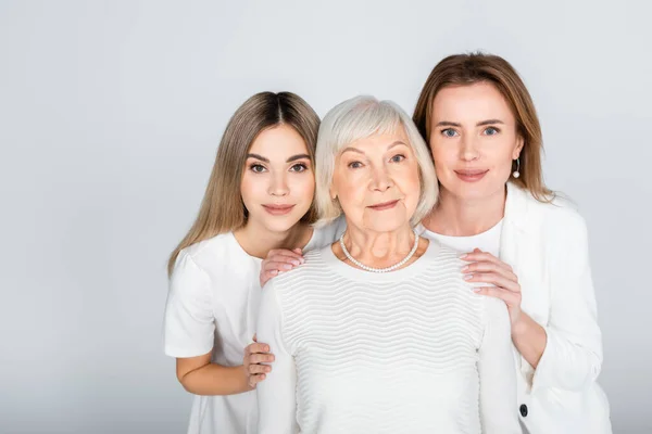 Drie Generatie Van Vrouwen Glimlachen Terwijl Kijken Naar Camera Geïsoleerd — Stockfoto