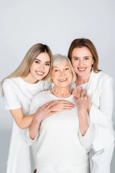 Drei Generationen Glücklicher Frauen Lächeln Während Sie Die Kamera Schauen — Stockfoto