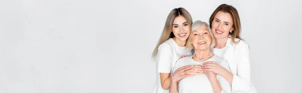 Drie Generaties Gelukkige Vrouwen Glimlachend Naar Camera Geïsoleerd Grijs Banner — Stockfoto