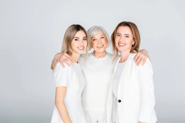 Drei Generationen Fröhlicher Frauen Lächeln Die Kamera Und Umarmen Sich — Stockfoto